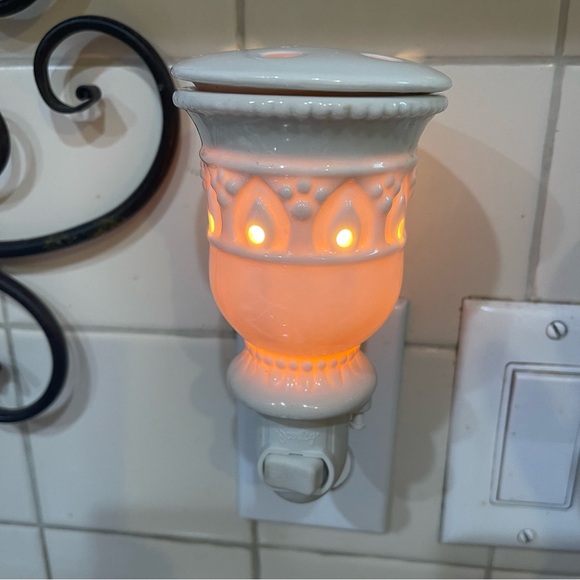 Scentsy Wax Warmer  Plug-In   Nightlight - Picture 3 of 9